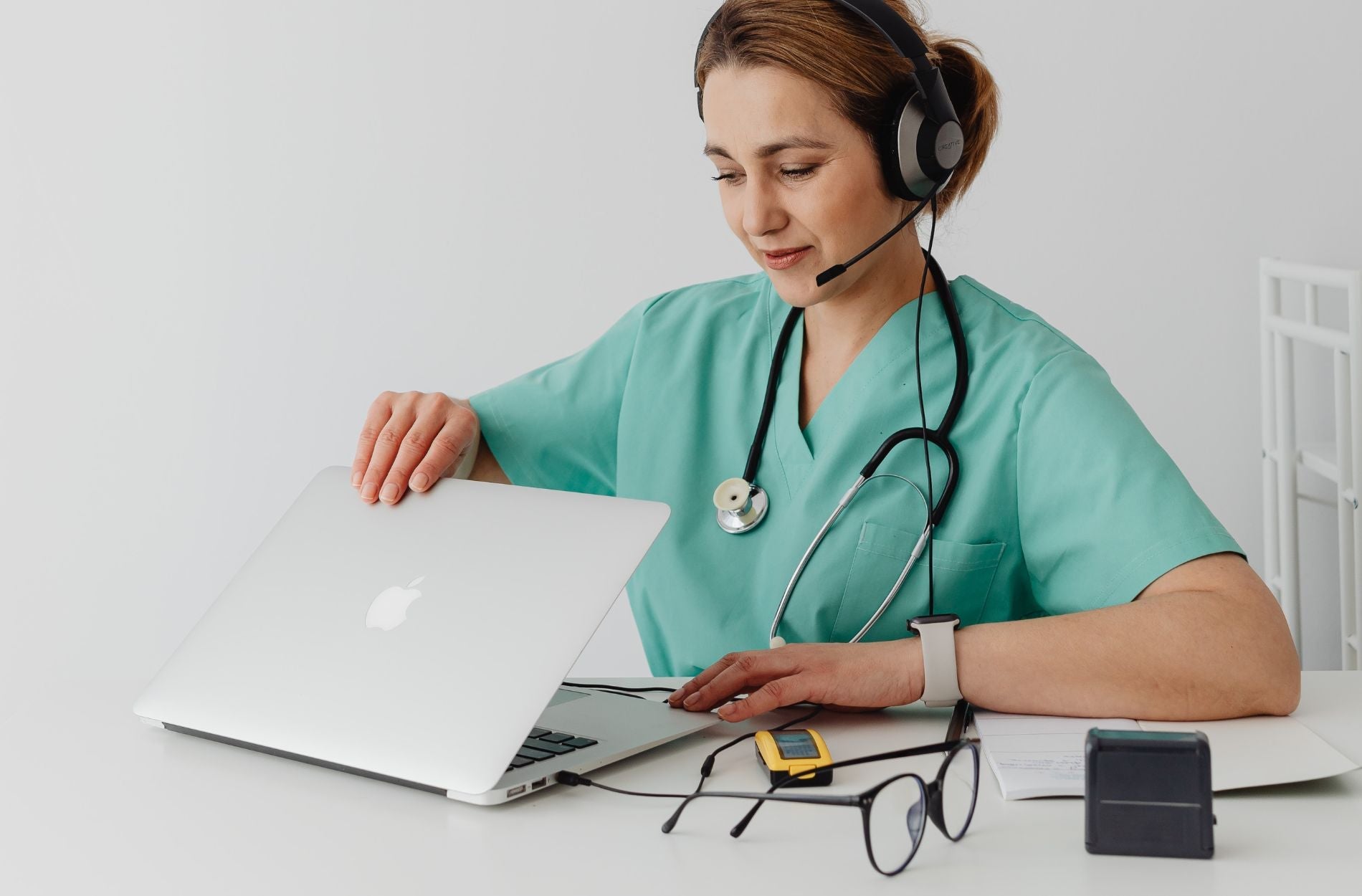 How Dictation Helps Medical Staff Save Time on Records - American Dictation